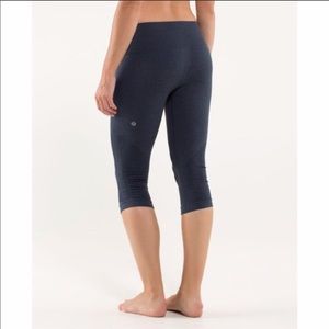 Lululemon Cropped Let it Flow Ruched Legging, Size 4